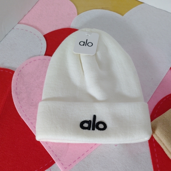ALO Yoga Adult Adults Beanie Set - Cream and Tan - Picture 2 of 5